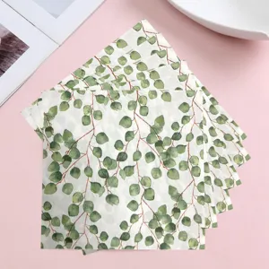 Gedetailleerd uitzicht op eucalyptusblad met aquarel botanische print feest servetten.