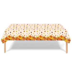 Herbst Erntedank Kürbis und Ahornblatt Druck Tischdecke Detail mit festlichem Design.