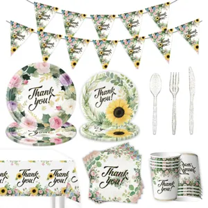 Blumiges Partygeschirr-Set mit Papptellern Bechern Servietten und Tischdecke.