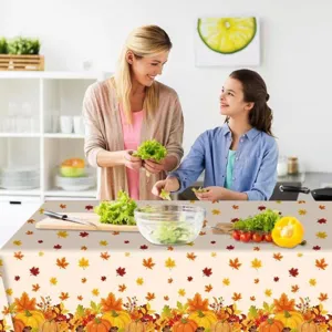 Detailansicht der herbstlichen Erntedank-Party-Tischdeko mit Ahornblatt- und Kürbismuster.