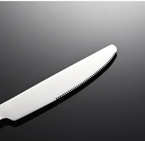 Vista de primer plano detallada de la hoja dentada del cuchillo de cena de acero.
