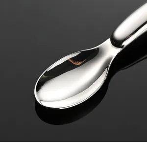 Cucchiaio per neonati in acciaio inossidabile primo piano dettaglio design lucido