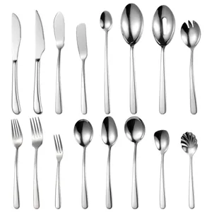 Set di posate in acciaio inossidabile, elegante servizio da tavola con coltelli e forchette.