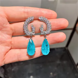 Elegante druppelvormige turquoise oorbellen versierd met schitterende zirkonia.