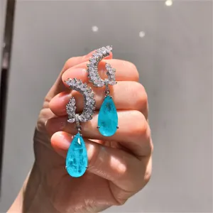 Prachtige druppelvormige turquoise kristal oorbellen, elegante mode sieraden detail.
