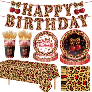 Detailansicht des roten Kirsch-Leopardenmuster Geburtstagsparty Geschirr und Banner Set.