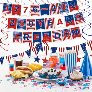 US Unabhängigkeitstag Party Dekoration Banner Set mit rotem weissen und blauen Wimpeln.