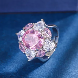 Impresionante anillo floral con un gran diamante rosa sintético rodeado de cristales claros.