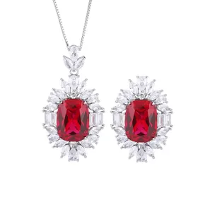 Detailaufnahme des roten Rubin Schmucksets mit Kissen Schliff und funkelnden Zirkoniasteinen.