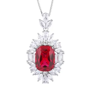 Elegante Kette mit rotem synthetischen Korund und funkelnden Zirkonia Steinen detailiert.