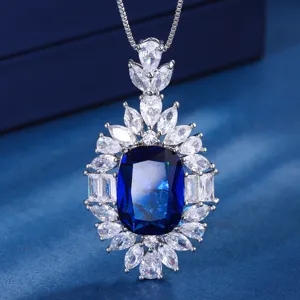 Luxus blaue Kristall Anhänger Halskette mit glitzernden Zirkonia Steinen Detail.