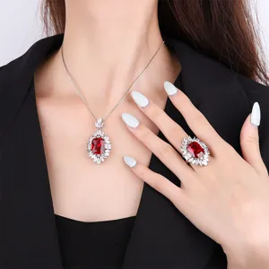 Exquisites Detailbild mit roter synthetischer Rubin Halskette und Ring, funkelnder Schmuck.