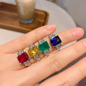 Anello in Lega di Ottone con Gemma d'Imitazione a Taglio Smeraldo Rettangolare Vintage Placcato Oro Anello a Tre Pietre per Donna Gioielli Matrimonio