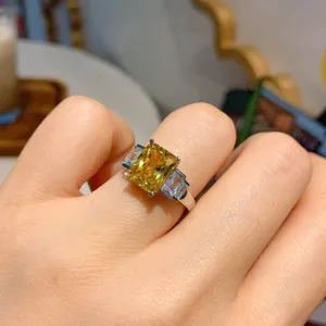 Elegante anello con gemma gialla rettangolare 8x10 con pietre laterali a baguette.