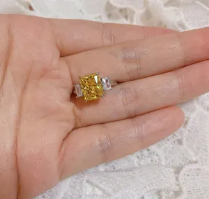 Stupendo anello con diamante giallo taglio radiant e pietre baguette, elegante anello in argento.