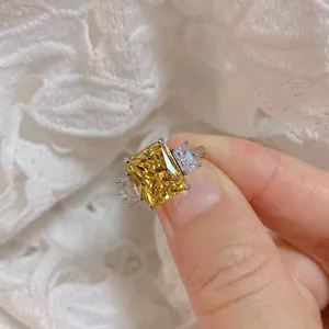 Magnifico anello tre pietre zircone giallo taglio radiante vista dettaglio elegante