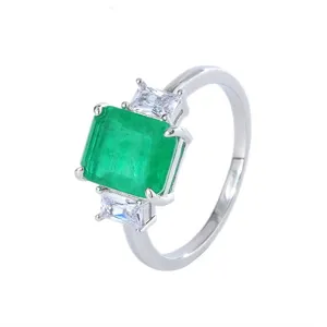 Elegante anello con smeraldo sintetico per donna, classico design a tre pietre.