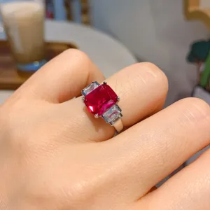 Anello donna stile europeo con rubino sintetico rettangolare 8x10 e pietre laterali