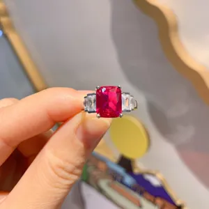 Elegante anello rettangolare con pietra rossa 8x10mm e zirconi, gioielli di moda.