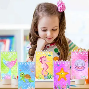 Lindo cuaderno de espiral con temática de sirena y animados estampados de animales marinos.