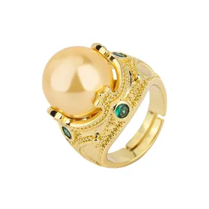 Vintage gouden parelring met groene edelsteenaccenten en open verstelbare band voor dames