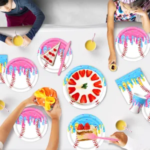 Eiscreme Baseball Thema Party Geschirr Set Detailansicht mit niedlichen Tellern und Bechern.