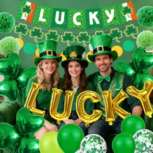 St. Patrick's Day Party Dekorationen Set mit grünen Kleeblatt Bannern und LUCKY Luftballons.