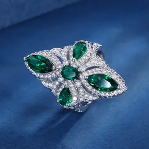 Detailaufnahme des luxuriösen Schmetterling-Grünstein-Rings mit funkelnden Zirkoniasteinen.