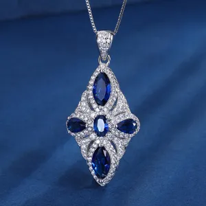 Elegante silberne Halskette mit königsblauen Zirkon-Anhänger und funkelndem Kristall.
