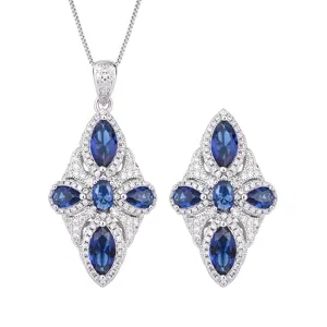Detailansicht der eleganten blauen Zirkon Anhänger Halskette und passenden Ohrringe.