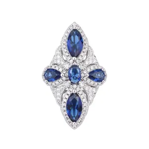 Elegantes Blau-Weiß Zirkonia Cluster Ring Detail, feine silberfarbene Metallverarbeitung.