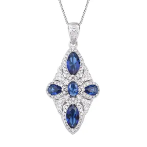 Detailaufnahme des prachtvollen silbernen Anhängers mit blauen Zirkoniasteinen und feinem Pavé.