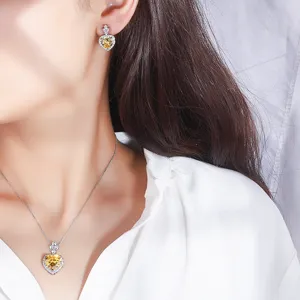 Elegantes herzförmiges gelbes Diamantschmuck-Set mit passender Halskette und Ohrringen.