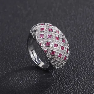 Bague dôme argentée large vintage avec cristaux pavés et gemme rose vue rapprochée.