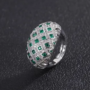 Bague vintage avec pierre précieuse verte pour femme, gros plan détaillé de bijoux élégants.
