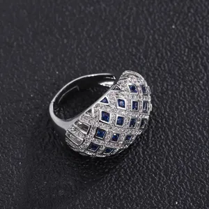 Detail de bague dome large vintage avec pierres pavees et gemmes bleues pour femmes.