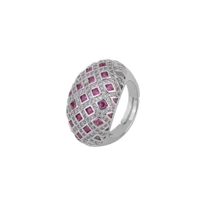 Détail de la bague dôme en argent avec pierres roses carrées et zircons clairs scintillants.