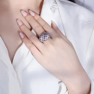 Bague dôme vintage pour femme avec superbes pierres précieuses simulées rouges et blanches.