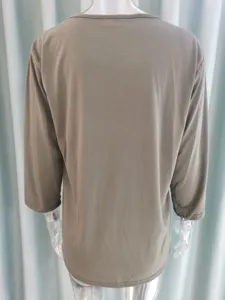 Top de mujer de color liso con cuello redondo y manga tres cuartos camiseta basica