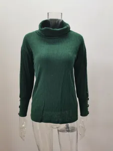 Detailansicht des dunkelgrünen Rippstrick-Pullovers mit feiner Textur und Manschettenknöpfen.