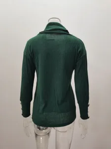 Detailansicht der dunkelgrünen gerippten Rollkragenpullover-Rückseite mit Knopfmanschetten.