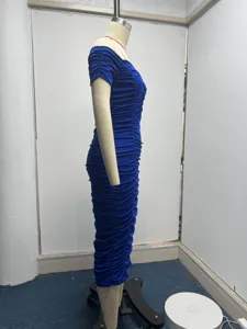 Elegantes schulterfreies gerafftes Midikleid für Damen, schickes enges Party-Sommerkleid in Blau.