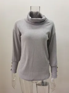 Grauer Rippstrick-Rollkragenpullover mit langen Ärmeln und eleganten Manschettenknöpfen.
