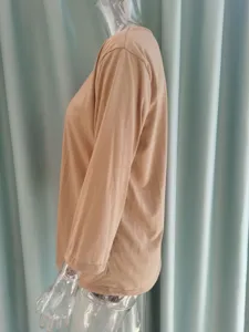 Vista detallada top de mujer liso color camello cuello redondo manga tres cuartos basic.