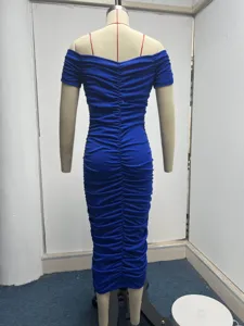 Detailansicht des eleganten blauen schulterfreien gerafften figurbetonten Midikleides.