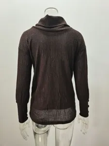Detailansicht der braunen Damen Rollkragen Rippstrickpullover Rückseite, gemütliches Top.