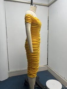 Elegantes schulterfreies gerafftes einfarbiges Midi-Damenkleid Sommer Detail Ansicht.