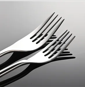 Dettaglio della forchetta in acciaio inossidabile con superficie lucida e manico elegante.