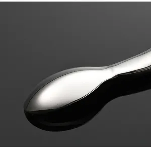 Dettaglio cucchiaio per neonati in acciaio inossidabile, impugnatura ergonomica curva per bambini.