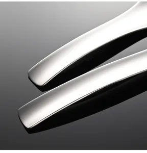 Roestvrijstalen lepelhandvat detail, gepolijst metalen afwerking, modern keukendesign.